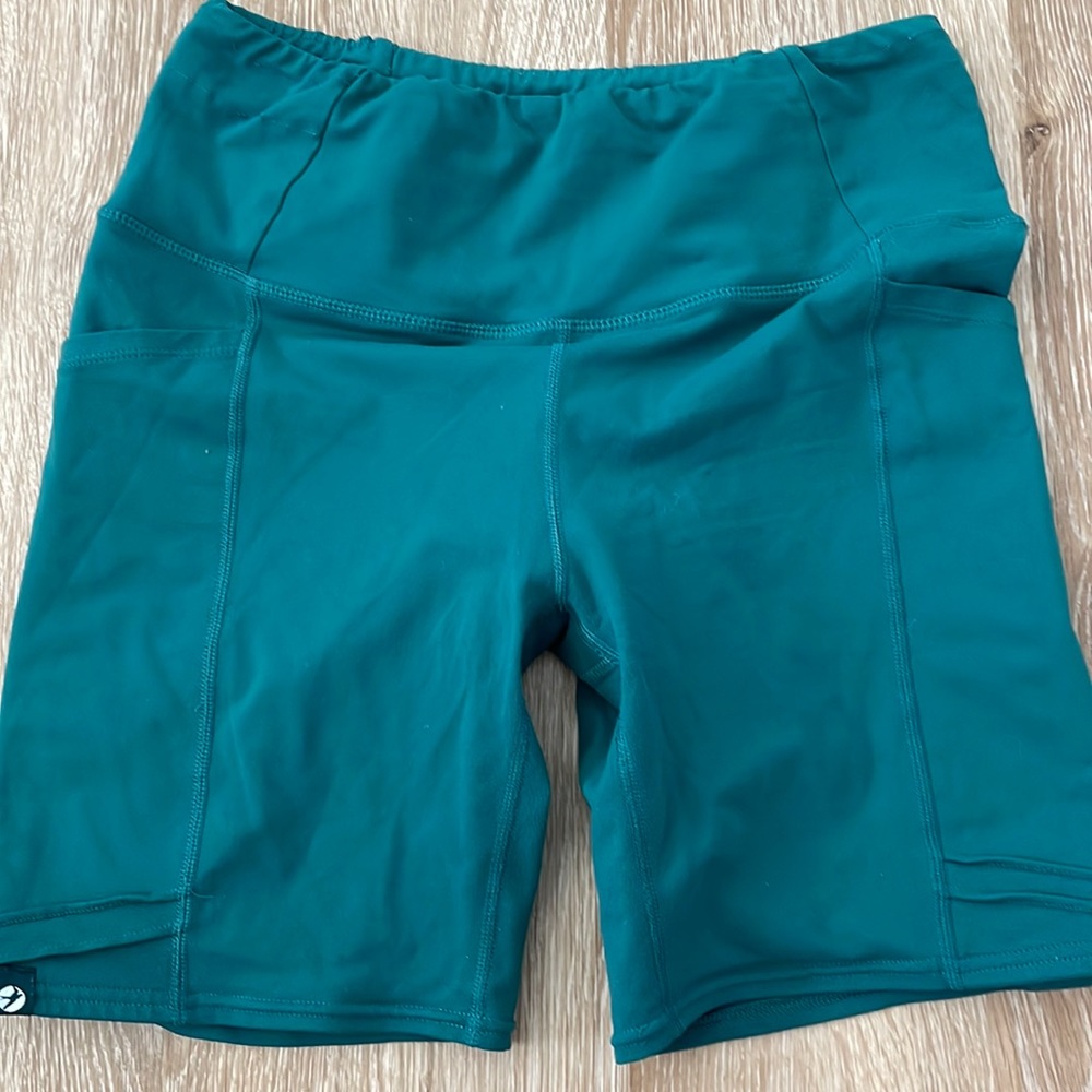 Oiselle green biker shorts with pockets